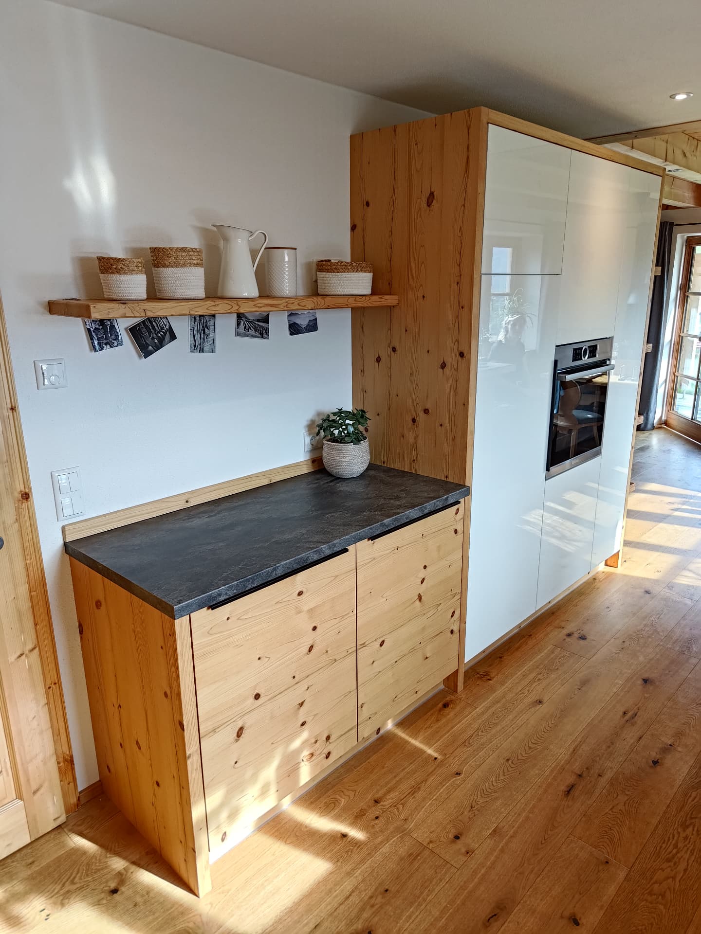 Sideboard in Fichte mit Steinplatte und Hochschrank